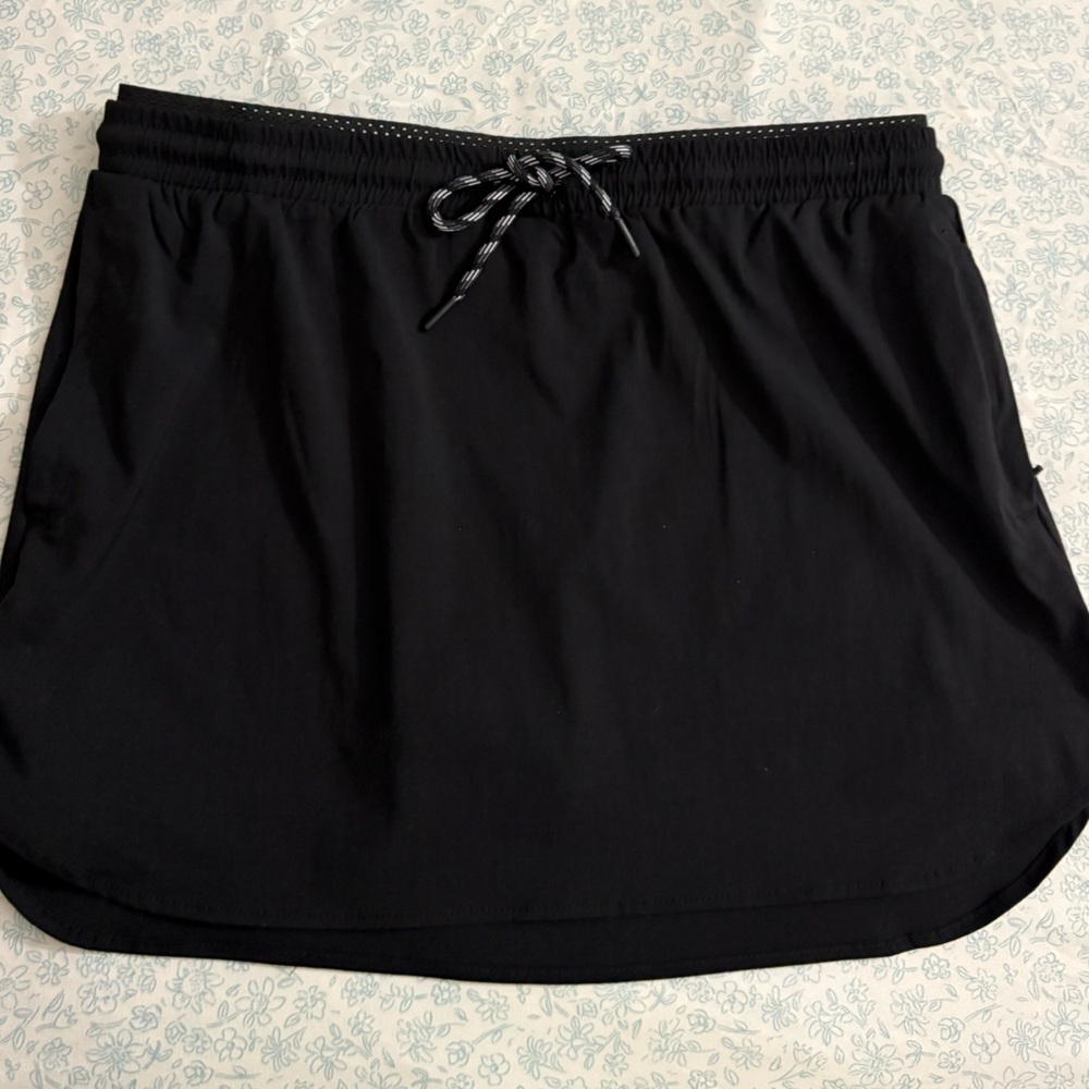 Sports skort with inner shorts and zippered pockets
Size:  Large